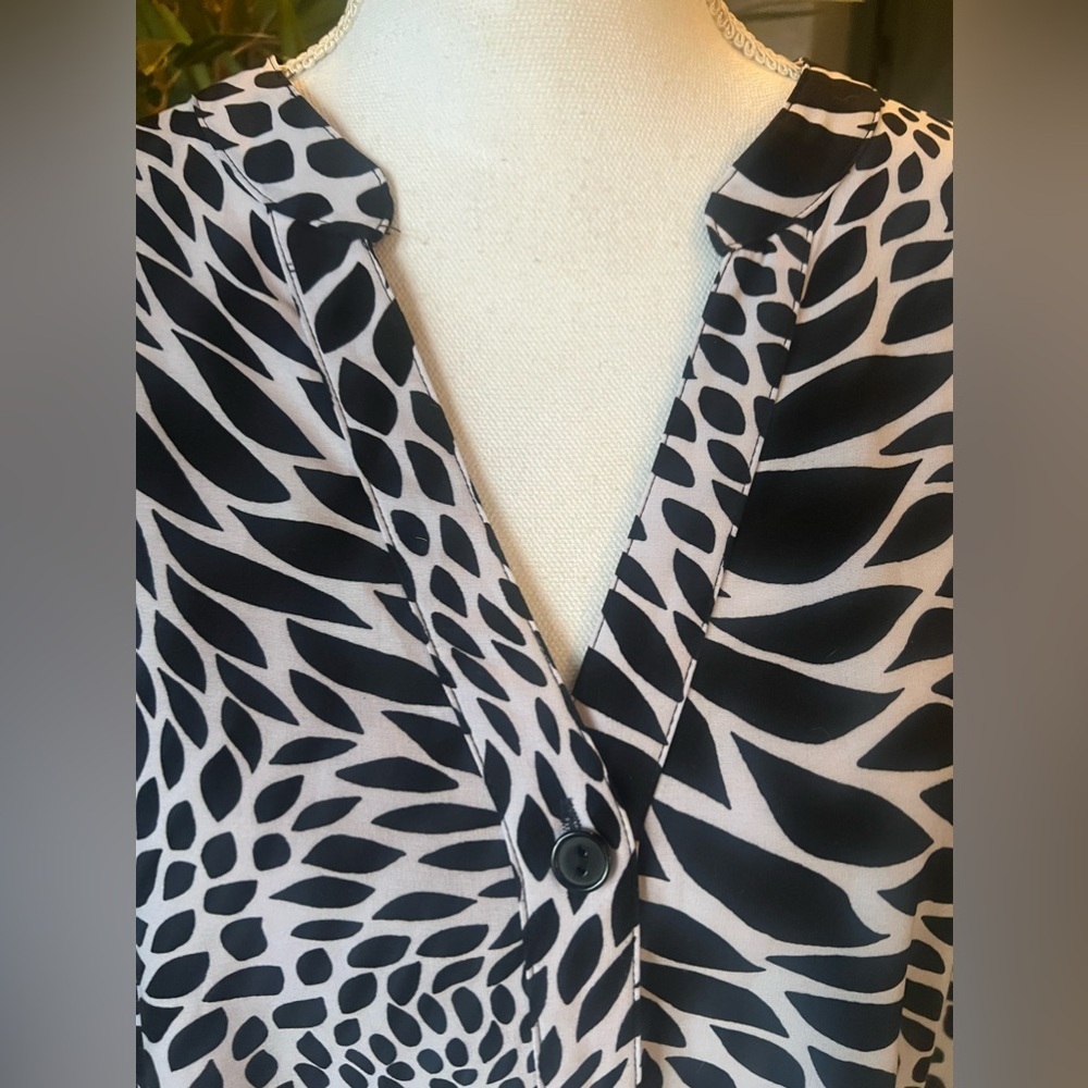 Maggie Barnes Black and Cream Abstract Print V-Neck Tunic - Picture 8 of 14